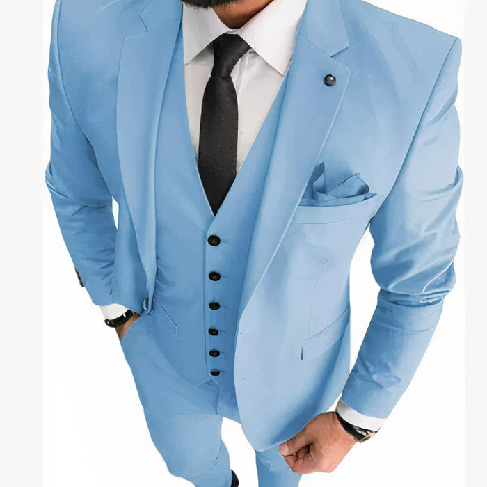 Ein Mann in einem schmal geschnittenen formellen Anzug mit klassischem Revers und Hose, der selbstbewusst auf einem Hochzeitsempfang steht.