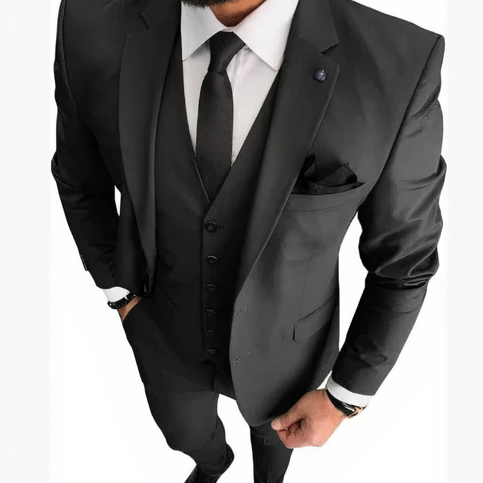 Ein Mann in einem schmal geschnittenen formellen Anzug mit klassischem Revers und Hose, der selbstbewusst auf einem Hochzeitsempfang steht.