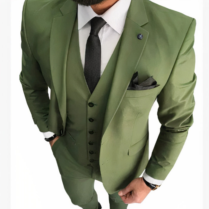 Ein Mann in einem schmal geschnittenen formellen Anzug mit klassischem Revers und Hose, der selbstbewusst auf einem Hochzeitsempfang steht.
