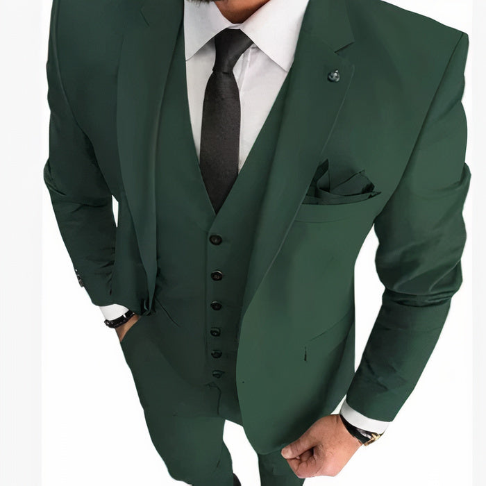 Ein Mann in einem schmal geschnittenen formellen Anzug mit klassischem Revers und Hose, der selbstbewusst auf einem Hochzeitsempfang steht.