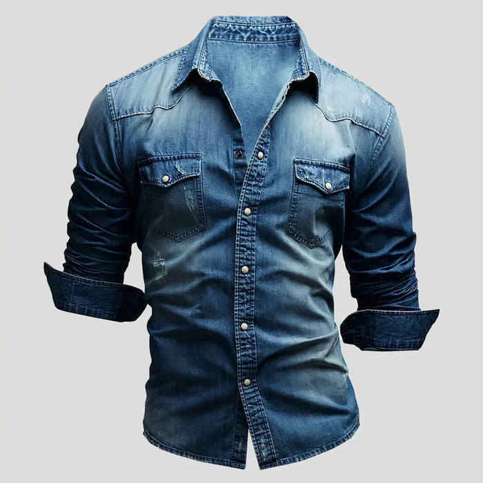 Mann trägt ein kurzärmeliges Denim-Button-down-Hemd mit klassischem Kragen in einer sonnigen Umgebung im Freien