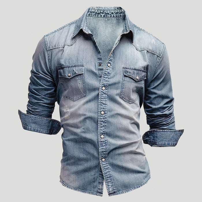 Mann trägt ein kurzärmeliges Denim-Button-down-Hemd mit klassischem Kragen in einer sonnigen Umgebung im Freien