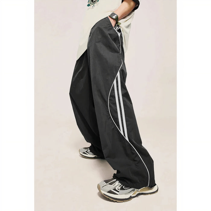 Mann in Sommerhose mit weitem Bein, Freizeithemd und Turnschuhen