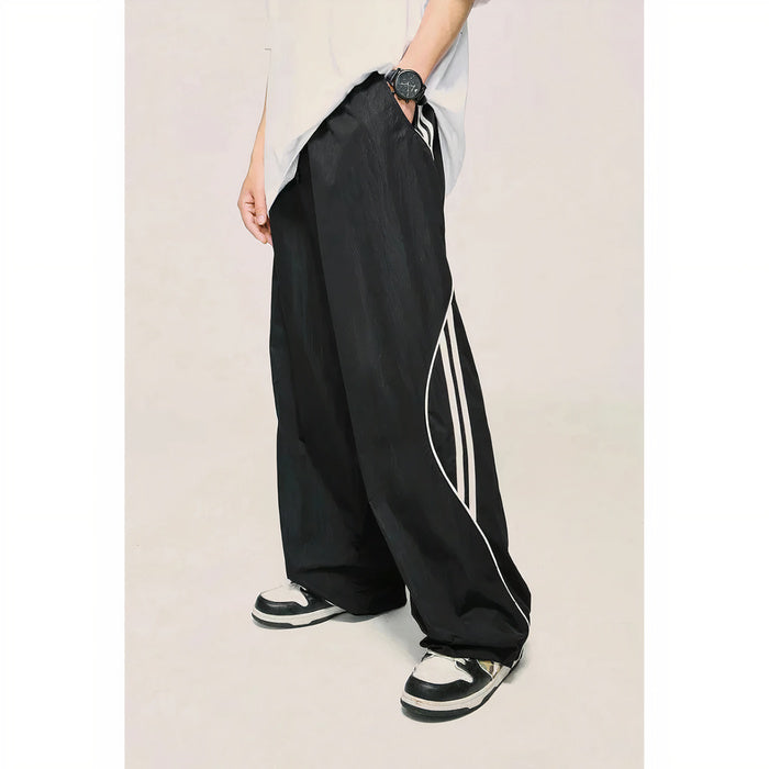 Mann in Sommerhose mit weitem Bein, Freizeithemd und Turnschuhen