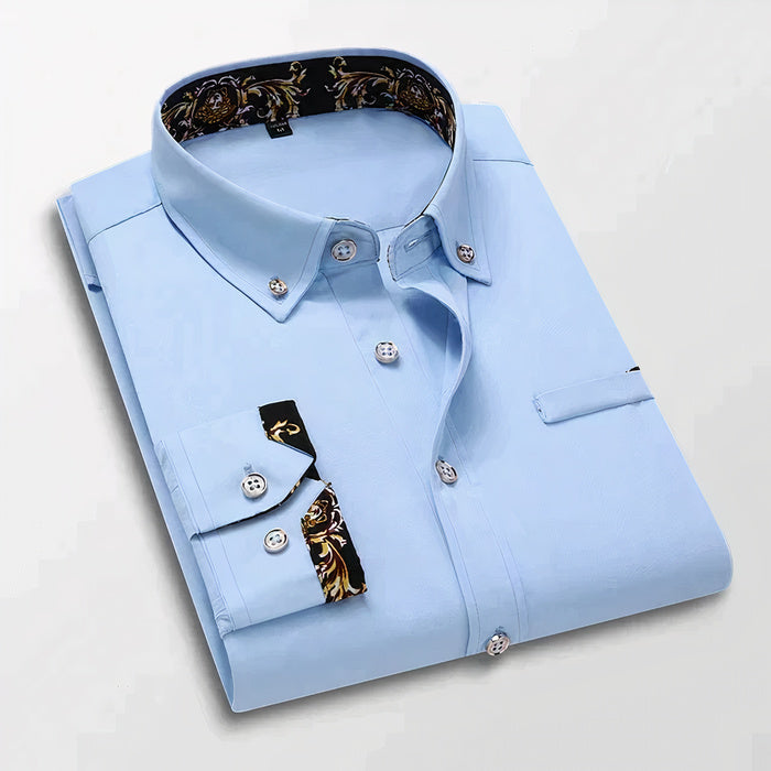 Mann trägt ein elegantes langärmeliges Button-down-Hemd in einer formellen Büroumgebung