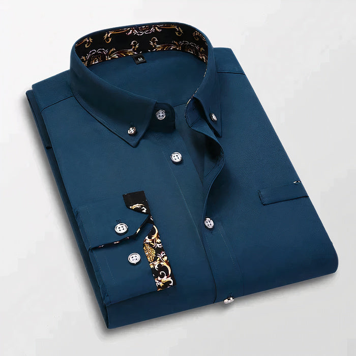 Mann trägt ein elegantes langärmeliges Button-down-Hemd in einer formellen Büroumgebung