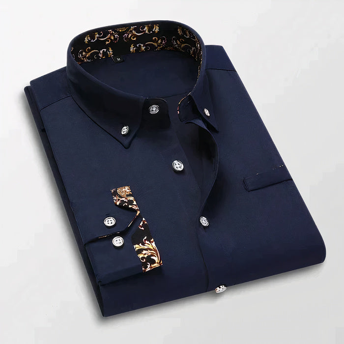 Mann trägt ein elegantes langärmeliges Button-down-Hemd in einer formellen Büroumgebung