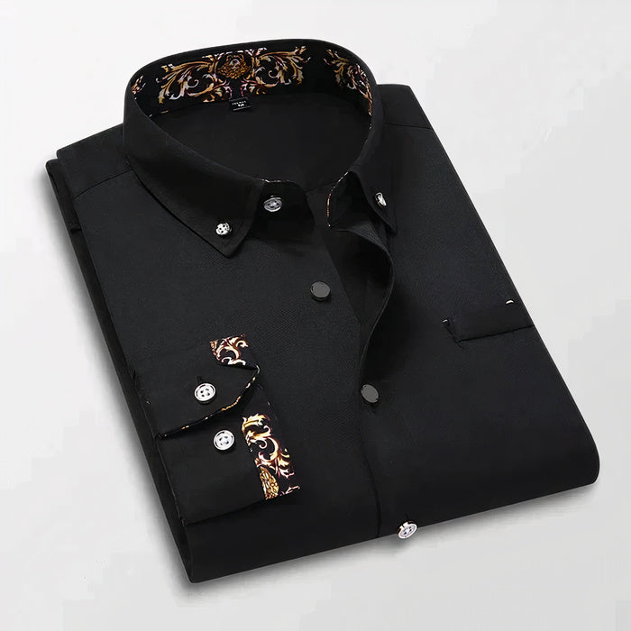 Mann trägt ein elegantes langärmeliges Button-down-Hemd in einer formellen Büroumgebung