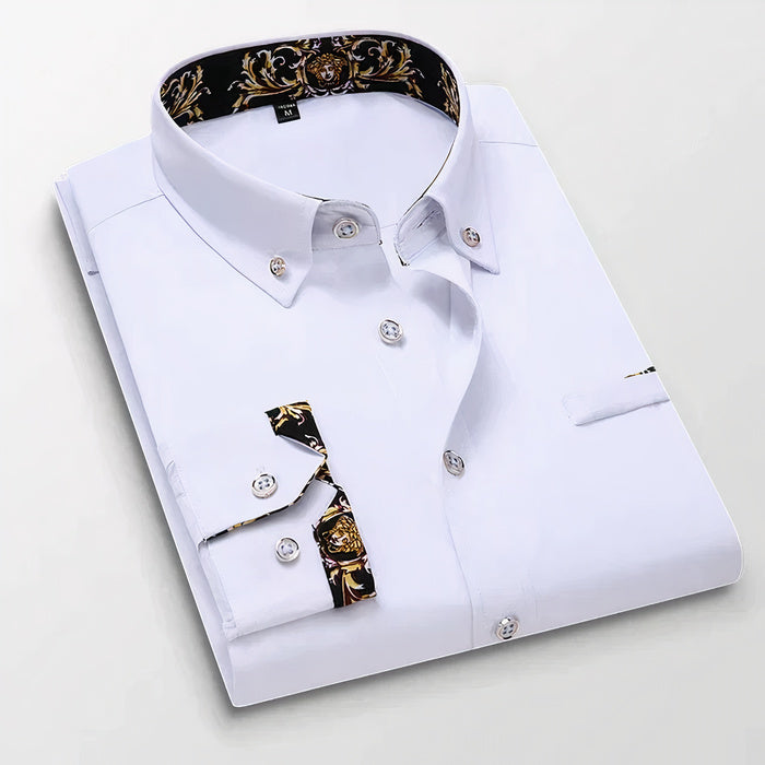 Mann trägt ein elegantes langärmeliges Button-down-Hemd in einer formellen Büroumgebung