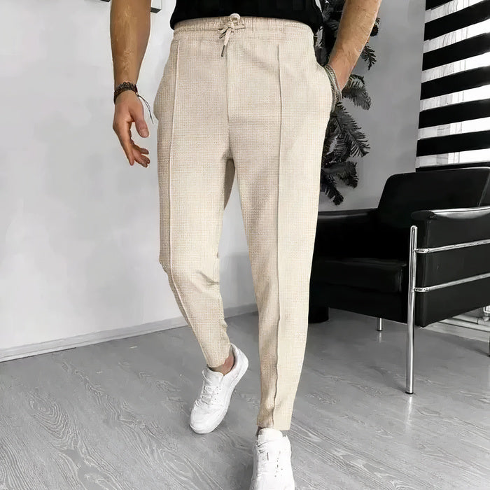 Mann in Slim-Fit-Hose mit Kordelzug, Freizeithemd und Turnschuhen