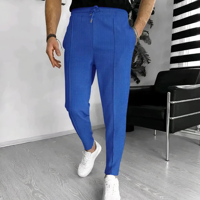 Mann in Slim-Fit-Hose mit Kordelzug, Freizeithemd und Turnschuhen