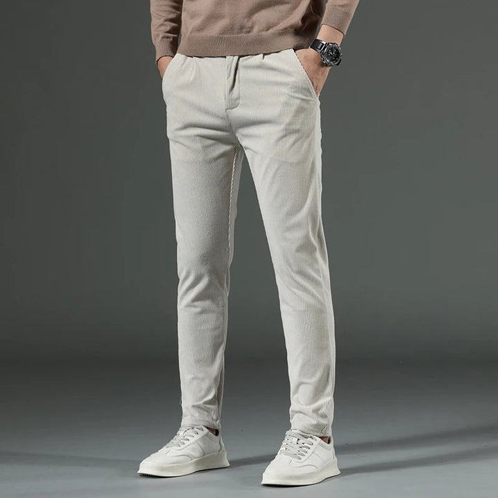 Bequeme Herren-Cord-Sommerhosen mit leichtem, atmungsaktivem Stoff und lässiger Passform.