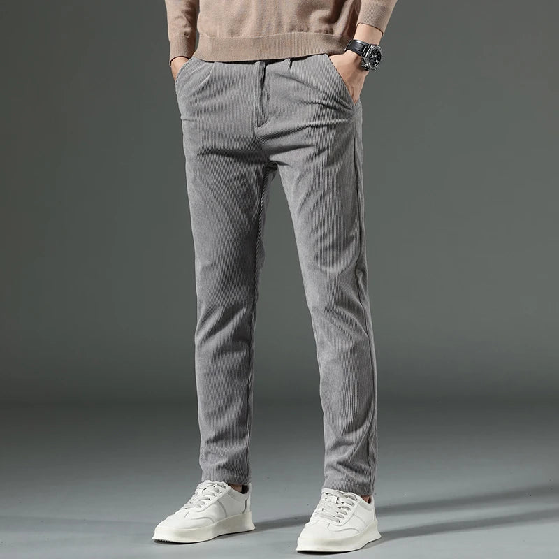 Bequeme Herren-Cord-Sommerhosen mit leichtem, atmungsaktivem Stoff und lässiger Passform.