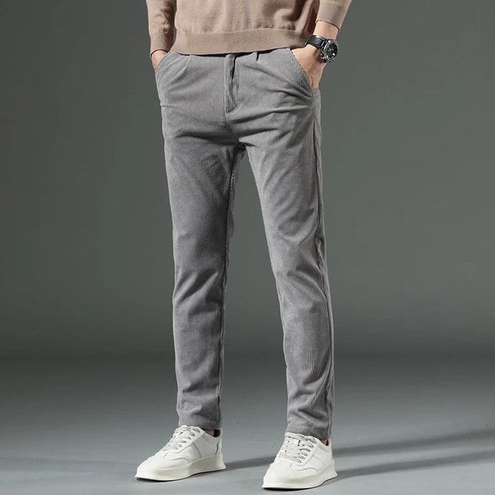 Bequeme Herren-Cord-Sommerhosen mit leichtem, atmungsaktivem Stoff und lässiger Passform.