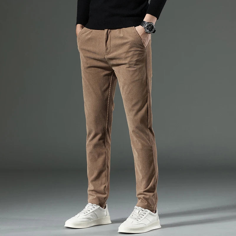 Bequeme Herren-Cord-Sommerhosen mit leichtem, atmungsaktivem Stoff und lässiger Passform.