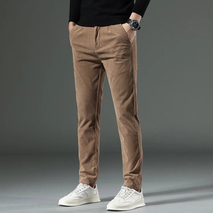 Bequeme Herren-Cord-Sommerhosen mit leichtem, atmungsaktivem Stoff und lässiger Passform.