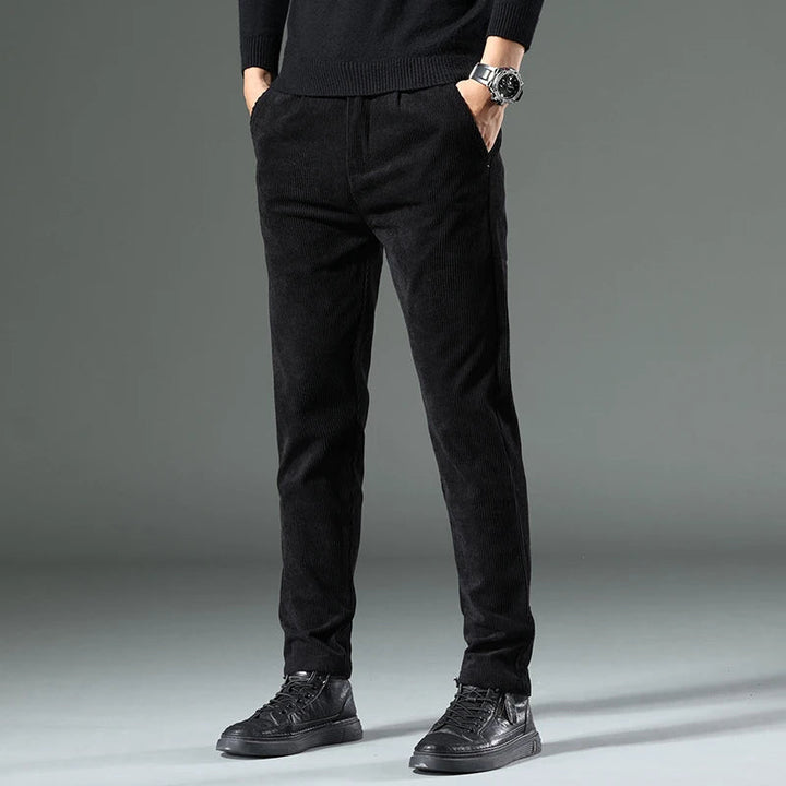 Bequeme Herren-Cord-Sommerhosen mit leichtem, atmungsaktivem Stoff und lässiger Passform.