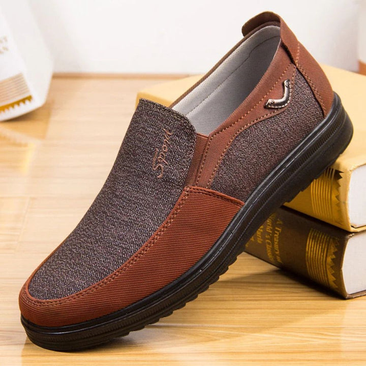 Bequeme und stilvolle Herren-Slipper – ideal für Komfort an Herbst- und Wintertagen.