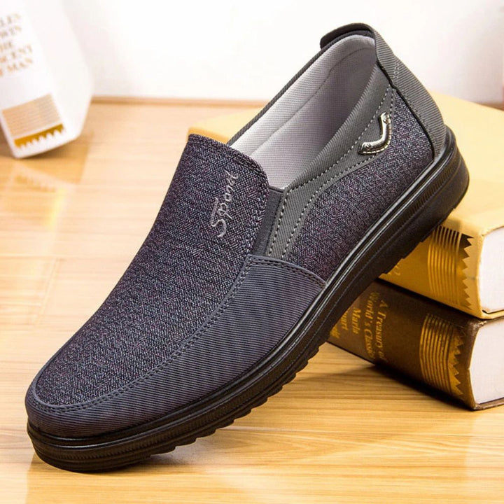Bequeme und stilvolle Herren-Slipper – ideal für Komfort an Herbst- und Wintertagen.