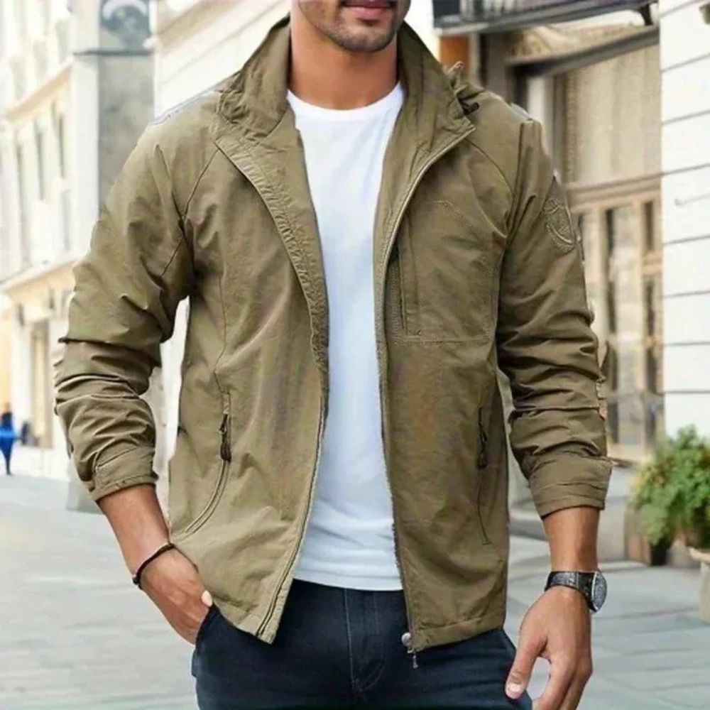 Bequeme winddichte Herrenjacke – ideal für Herbst- und Wintertage.