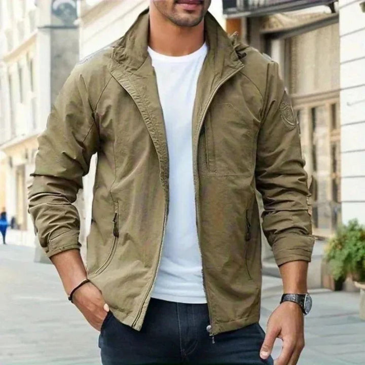 Bequeme winddichte Herrenjacke – ideal für Herbst- und Wintertage.