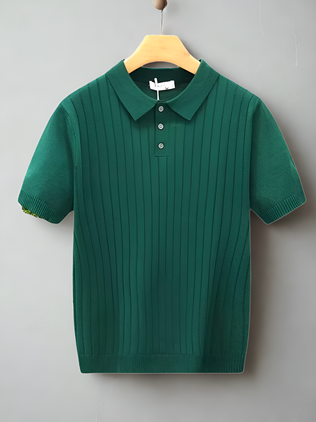 Bequemes geripptes Herren-Poloshirt – stilvoll, atmungsaktiv und angenehm zu tragen.
