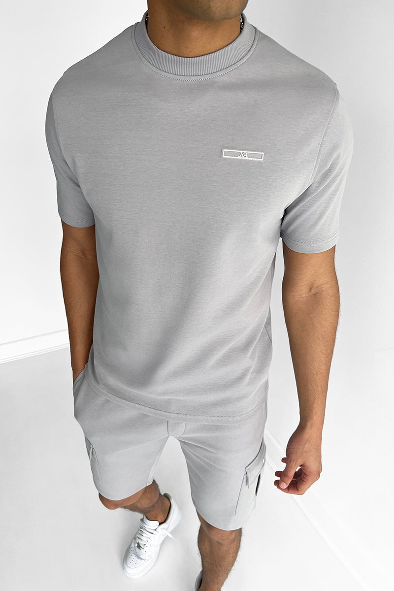 Bequemes Herren-Sommer-Set mit atmungsaktivem Stoff und entspannter Passform, ideal für warme Tage.