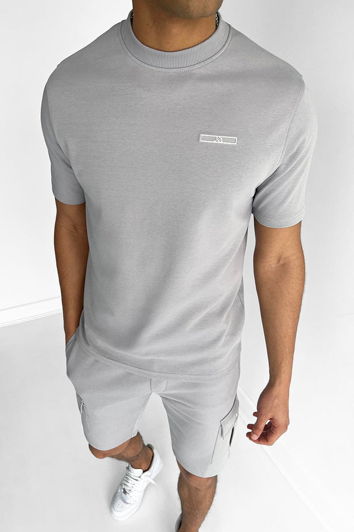 Bequemes Herren-Sommer-Set mit atmungsaktivem Stoff und entspannter Passform, ideal für warme Tage.