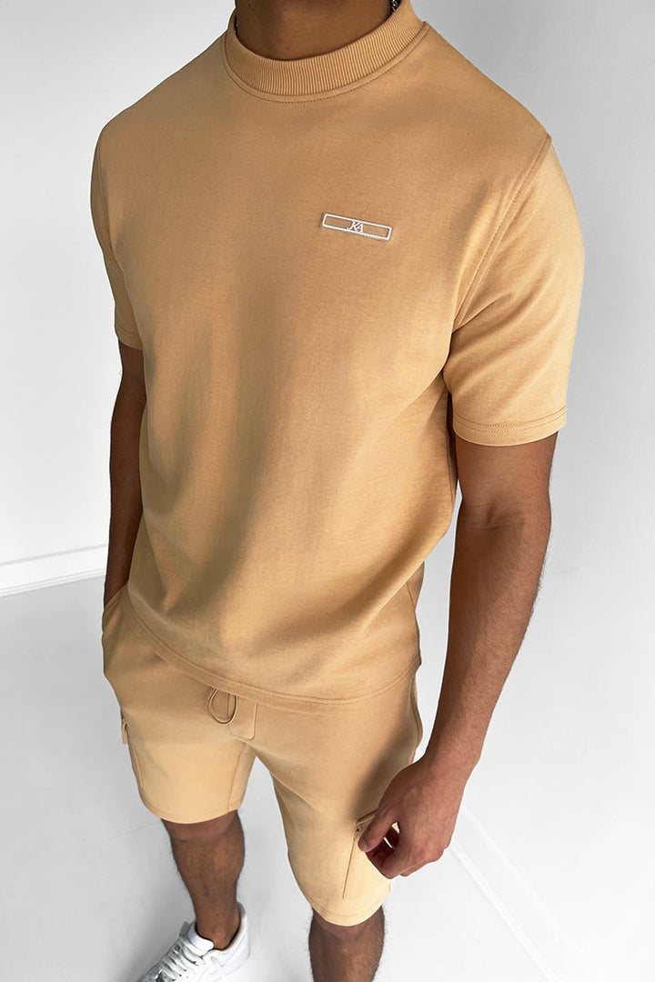 Bequemes Herren-Sommer-Set mit atmungsaktivem Stoff und entspannter Passform, ideal für warme Tage.