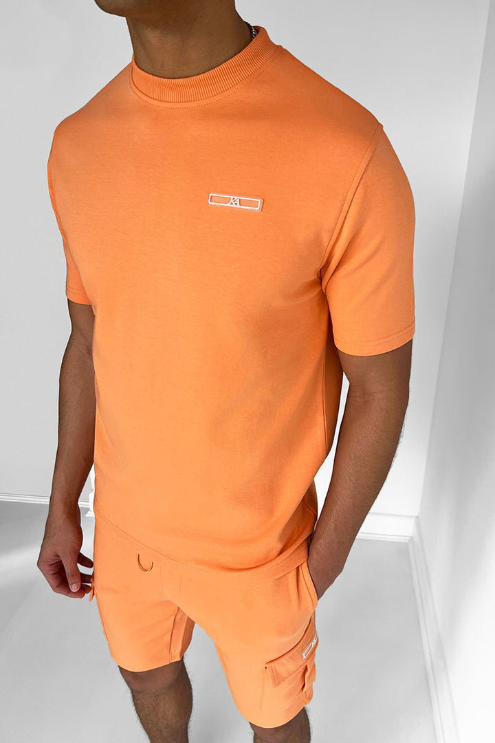 Bequemes Herren-Sommer-Set mit atmungsaktivem Stoff und entspannter Passform, ideal für warme Tage.