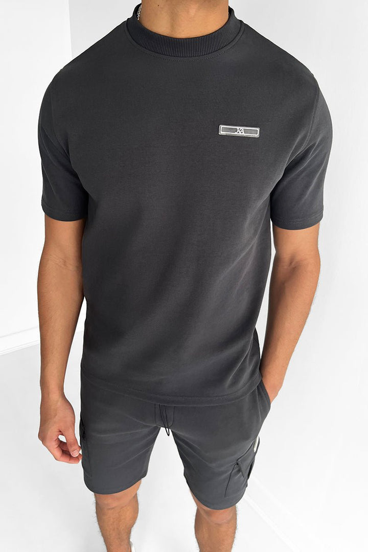Bequemes Herren-Sommer-Set mit atmungsaktivem Stoff und entspannter Passform, ideal für warme Tage.