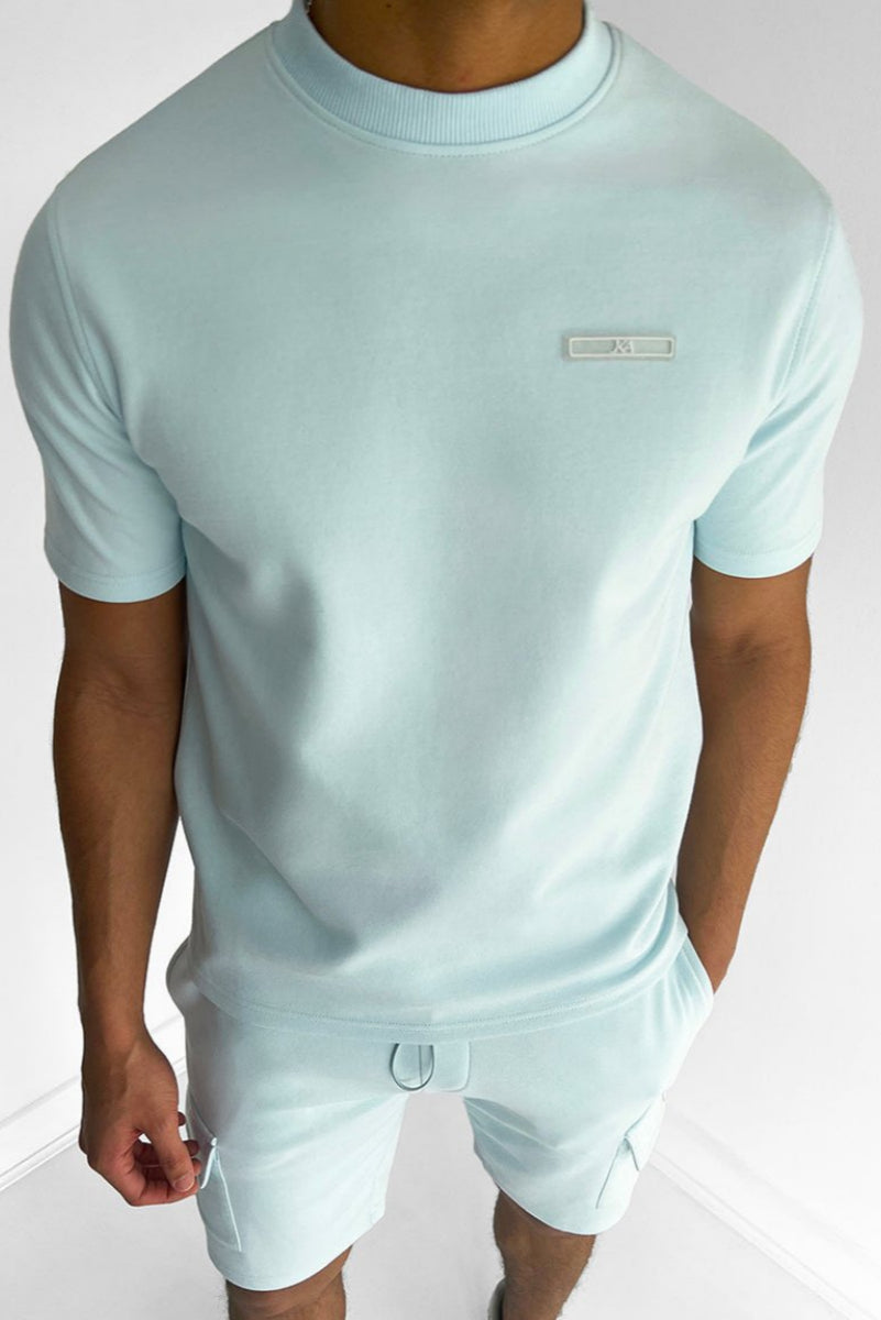 Bequemes Herren-Sommer-Set mit atmungsaktivem Stoff und entspannter Passform, ideal für warme Tage.