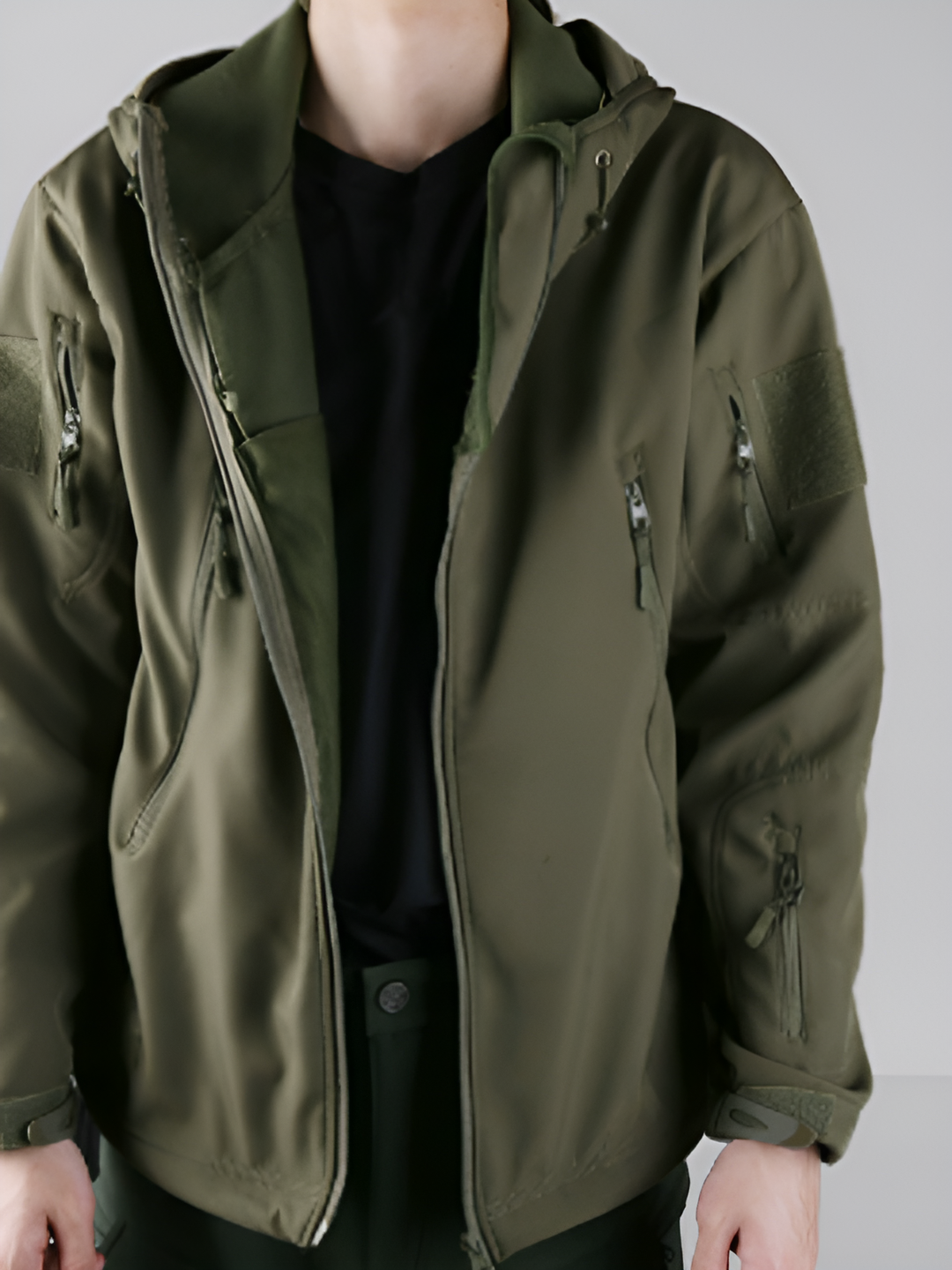Stylischer Cargo-Trenchcoat in Camouflage-Optik für Männer, modern und funktional.