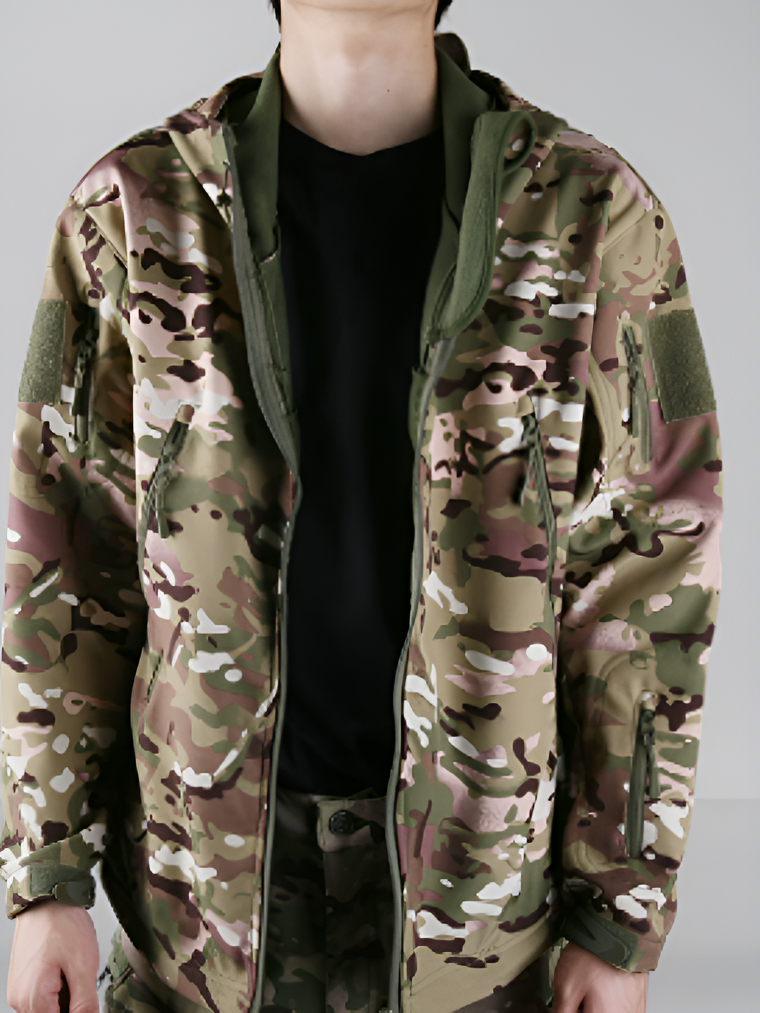 Stylischer Cargo-Trenchcoat in Camouflage-Optik für Männer, modern und funktional.