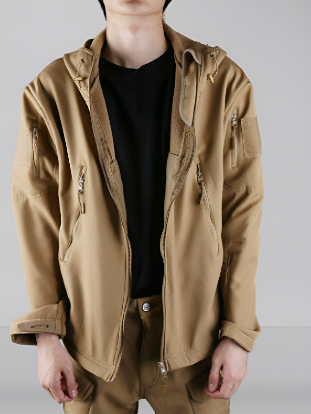 Stylischer Cargo-Trenchcoat in Camouflage-Optik für Männer, modern und funktional.