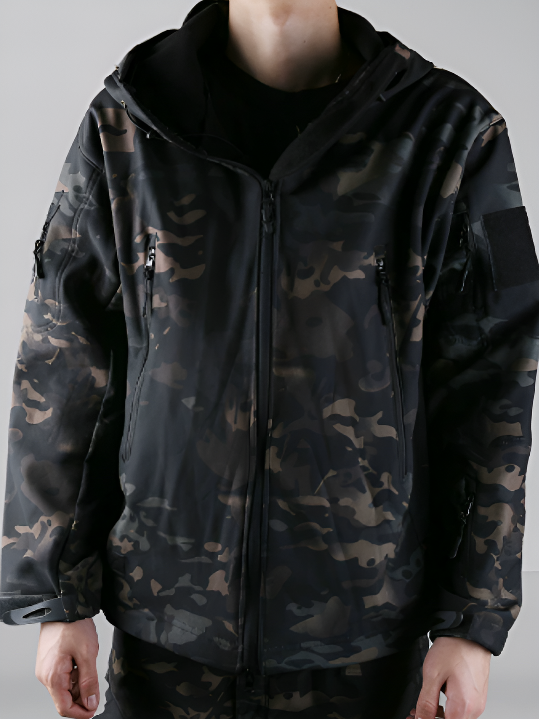 Stylischer Cargo-Trenchcoat in Camouflage-Optik für Männer, modern und funktional.