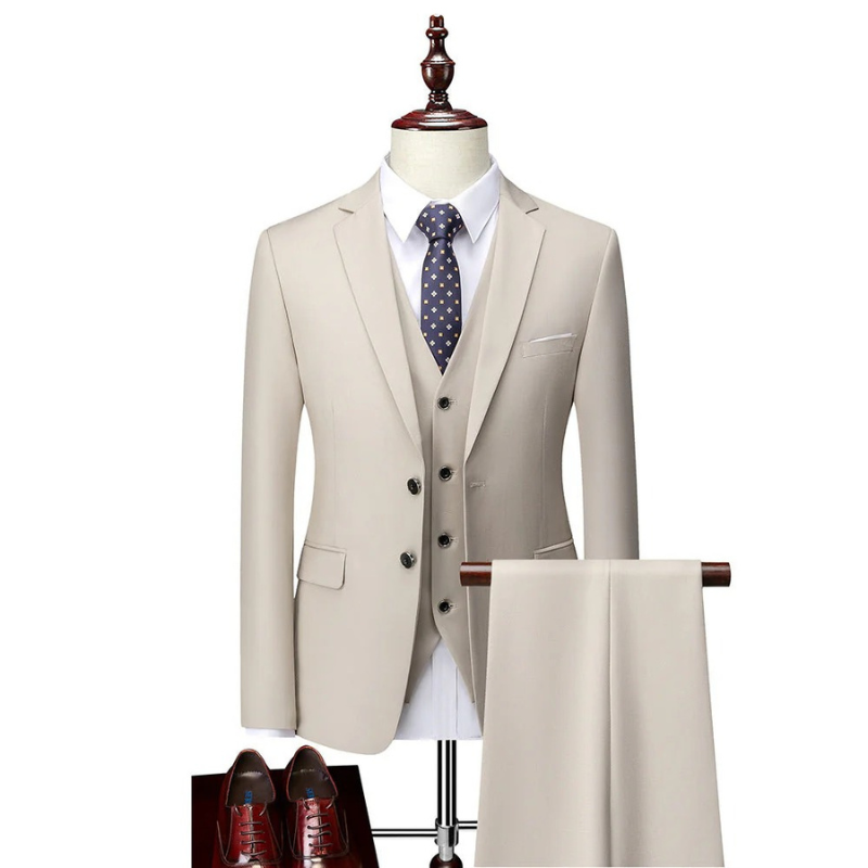 Mann trägt einen klassischen dreiteiligen formellen Anzug mit Blazer, Weste und Hose