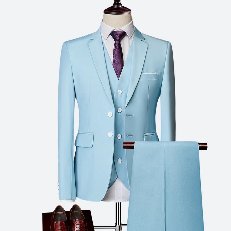 Mann trägt einen klassischen dreiteiligen formellen Anzug mit Blazer, Weste und Hose