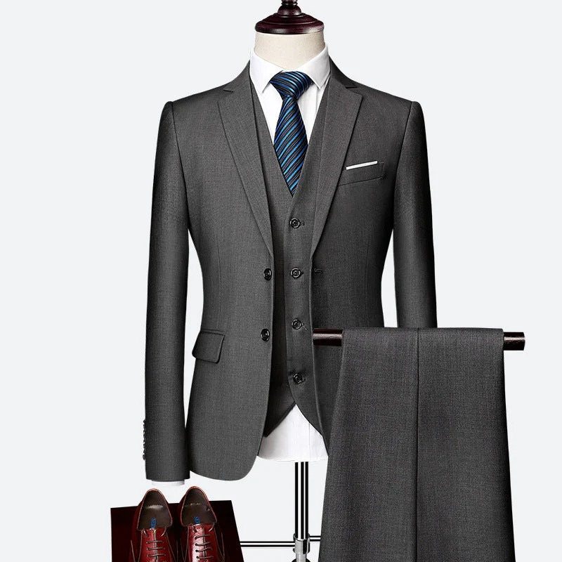 Mann trägt einen klassischen dreiteiligen formellen Anzug mit Blazer, Weste und Hose