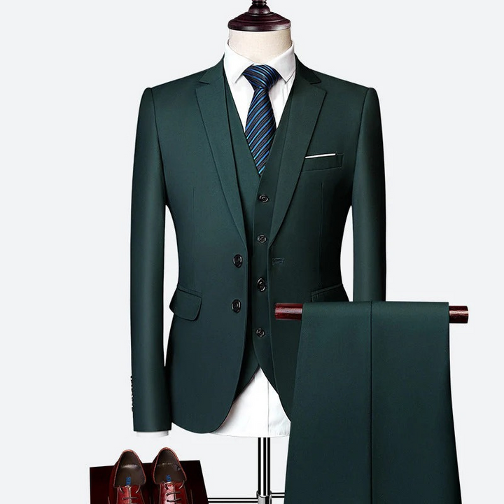 Mann trägt einen klassischen dreiteiligen formellen Anzug mit Blazer, Weste und Hose