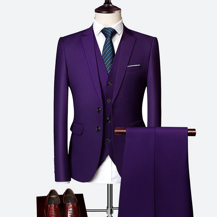 Mann trägt einen klassischen dreiteiligen formellen Anzug mit Blazer, Weste und Hose