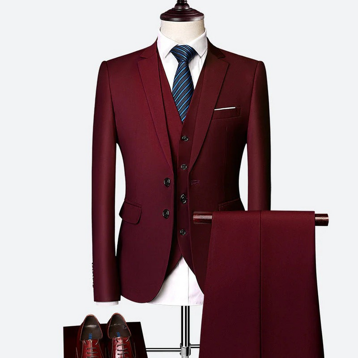 Mann trägt einen klassischen dreiteiligen formellen Anzug mit Blazer, Weste und Hose