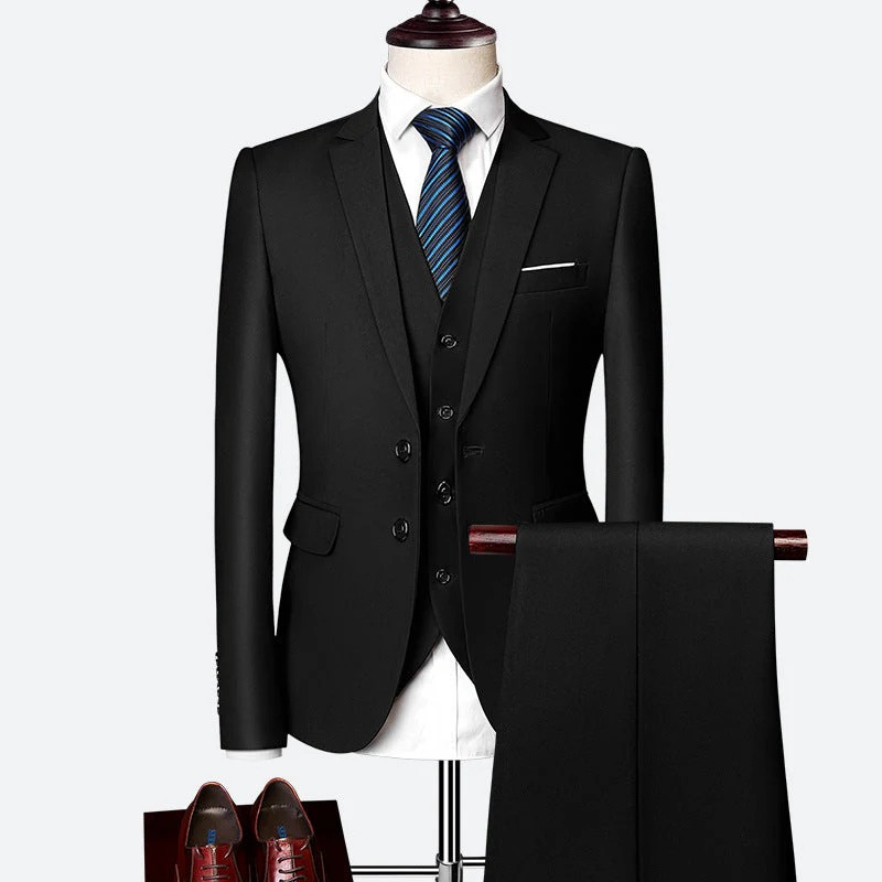 Mann trägt einen klassischen dreiteiligen formellen Anzug mit Blazer, Weste und Hose