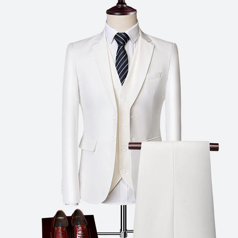 Mann trägt einen klassischen dreiteiligen formellen Anzug mit Blazer, Weste und Hose