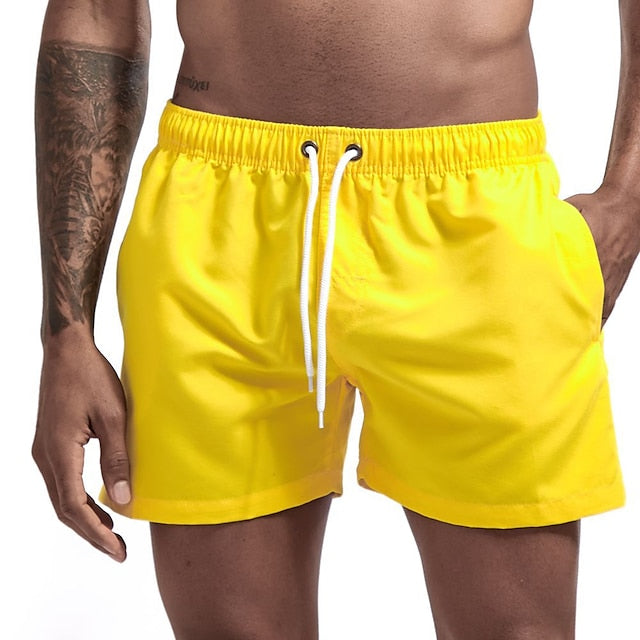 Einfarbige Strandshorts mit Kordelzug für Männer, bequem und vielseitig für Sommertage.