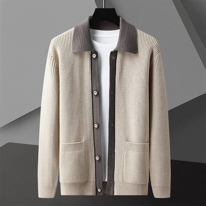 Elegante gestrickte Herren-Jacke mit klassischem Design und hochwertigem Strickmaterial.