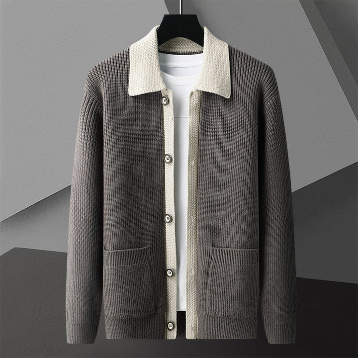 Elegante gestrickte Herren-Jacke mit klassischem Design und hochwertigem Strickmaterial.