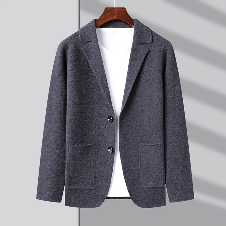 Elegante Herren-Strickjacke im Blazer-Stil mit hochwertigem Strickstoff und klassischem Design.