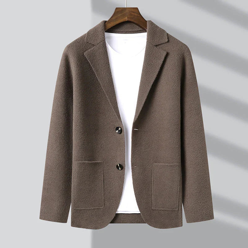 Elegante Herren-Strickjacke im Blazer-Stil mit hochwertigem Strickstoff und klassischem Design.