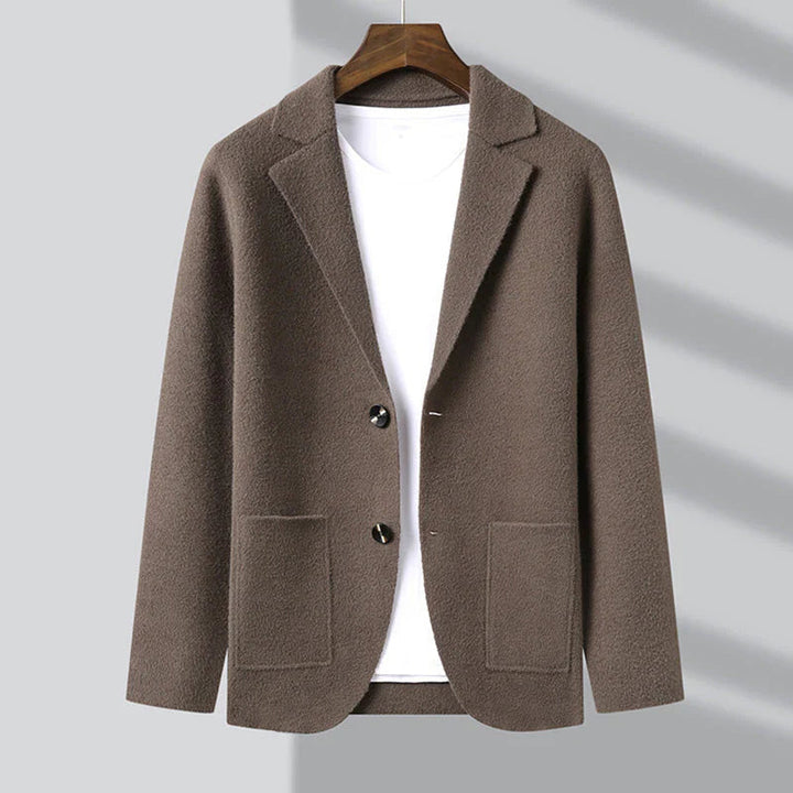 Elegante Herren-Strickjacke im Blazer-Stil mit hochwertigem Strickstoff und klassischem Design.